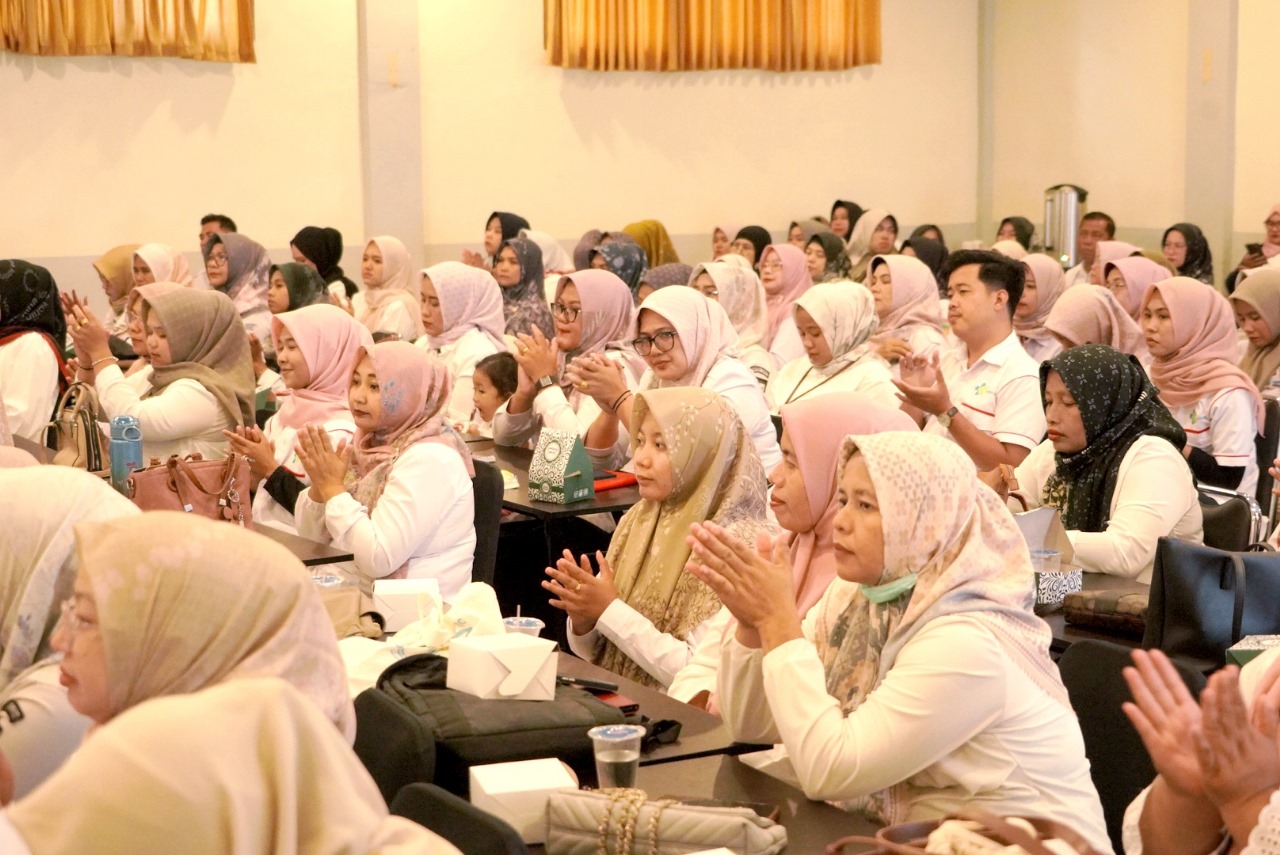 PELAYANAN: Tenaga kesehatan di Solsel dibekali peningkatan kualitas program pelayanan kesehatan di Pesona Alam Sangir, baru-baru ini.(PEMKAB SOLSEL FOR PADEK)