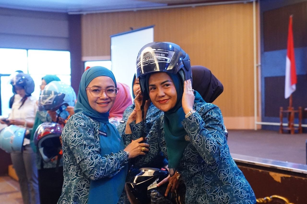 SOSIALISASI: Ditlantas Polda Riau menggelar kegiatan Kampanye Keselamatan Berlalu Lintas bersama TP PKK Provinsi Riau, kemarin.(MEDIA CENTER RIAU)
