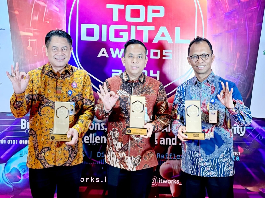 Bank Nagari meraih tiga penghargaan bergengsi pada ajang Top Digital Awards 2024 yang diselenggarakan oleh Majalah IT Works di Hotel Raffles Jakarta, Kamis (5/12/2024). (Foto: Humas)
