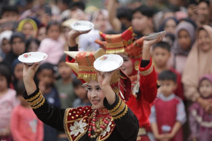 Penampilan tari tradisional.