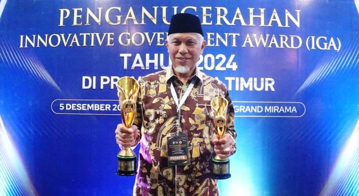 Gubernur Sumbar Mahyeldi Ansharullah memegang dua penghargaan bergengsi yang diraih Pemprov Sumbar di ajang ajang Innovative Government Award (IGA) 2024, di Kota Surabaya, Kamis (5/12/2024).