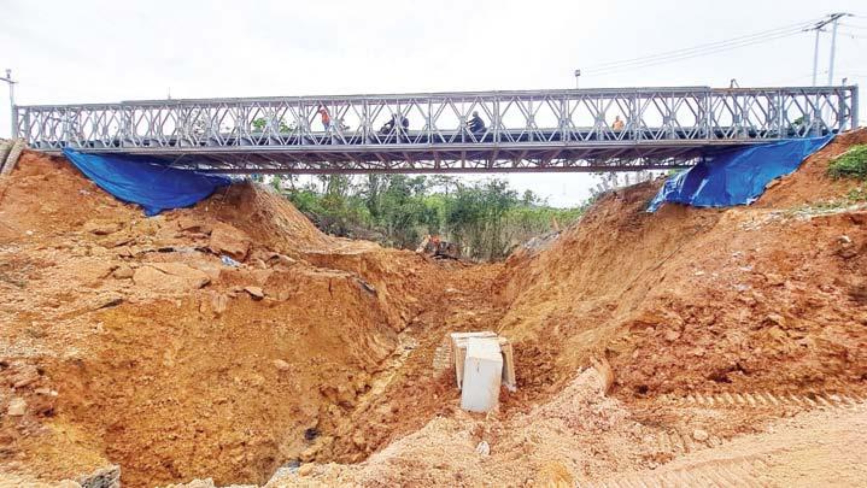 PROGRES 70 PERSEN: Jalan lintas Riau-Sumbar di KM 106-107, Desa Tanjungalai, Kecamatan XIII Koto Kampar, Kabupaten Kampar, Riau, kemarin. (KAMARUDDIN/JPG)