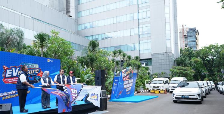Rombongan konvoi kendaraan listrik PLN Mobile EVenture saat memulai perjalanan dari Kantor PLN Pusat menuju pemberhentian pertama di Kantor UID Banten, Tangerang (3/12/2024).