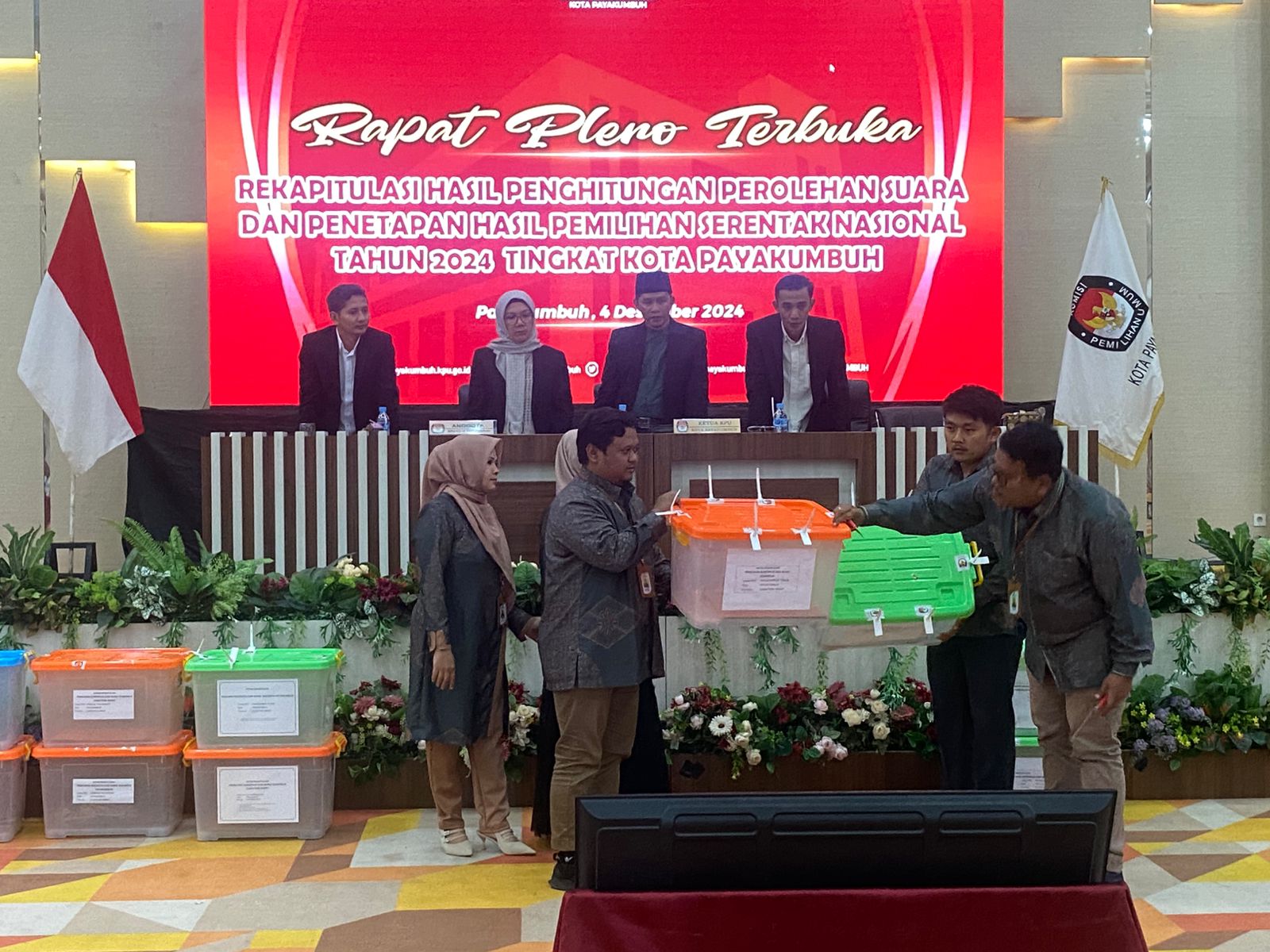 TUNTAS: KPU Payakumbuh telah menyelesaikan Rapat Pleno Terbuka Hasil Penghitungan Suara, kemarin. Zulmaeta-Elzadaswarman dinyatakan meraih suara terbanyak dalam pleno tersebut.(DOK. KPU PAYAKUMBUH)