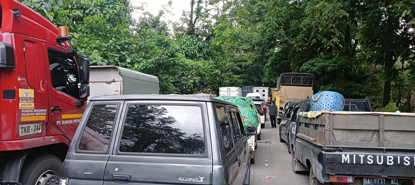 Kondisi jalur Sitinjau Lauik yang mengalami macet total Rabu (3/12), hari ini sudah bisa dilalui kembali. (Foto: FB Almudazir Aang)
