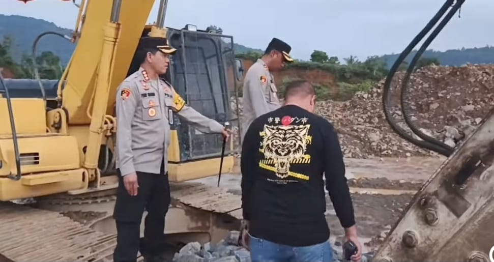 Kombes Pol Ferry Harahap saat penertiban tambang Galian C di Gunung Sarik, Kecamatan Kuranji, Kota Padang.