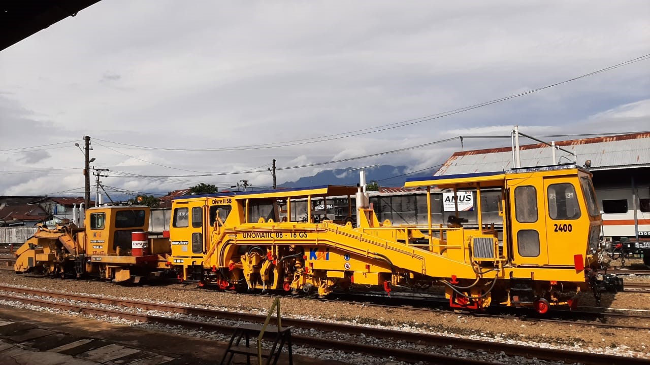 KAI Divre II Sumbar memiliki kereta api MTT (Multi Tie Tamper) atau kereta kuning perawat jalur rel.