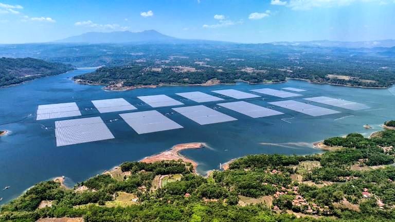 Pembangunan PLTS Terapung Cirata 192 MWp oleh subholding PLN, PLN Nusantara Power merupakan langkah konkret PLN dalam mengurangi emisi karbon melalui pengembangan pembangkit energi baru terbarukan.