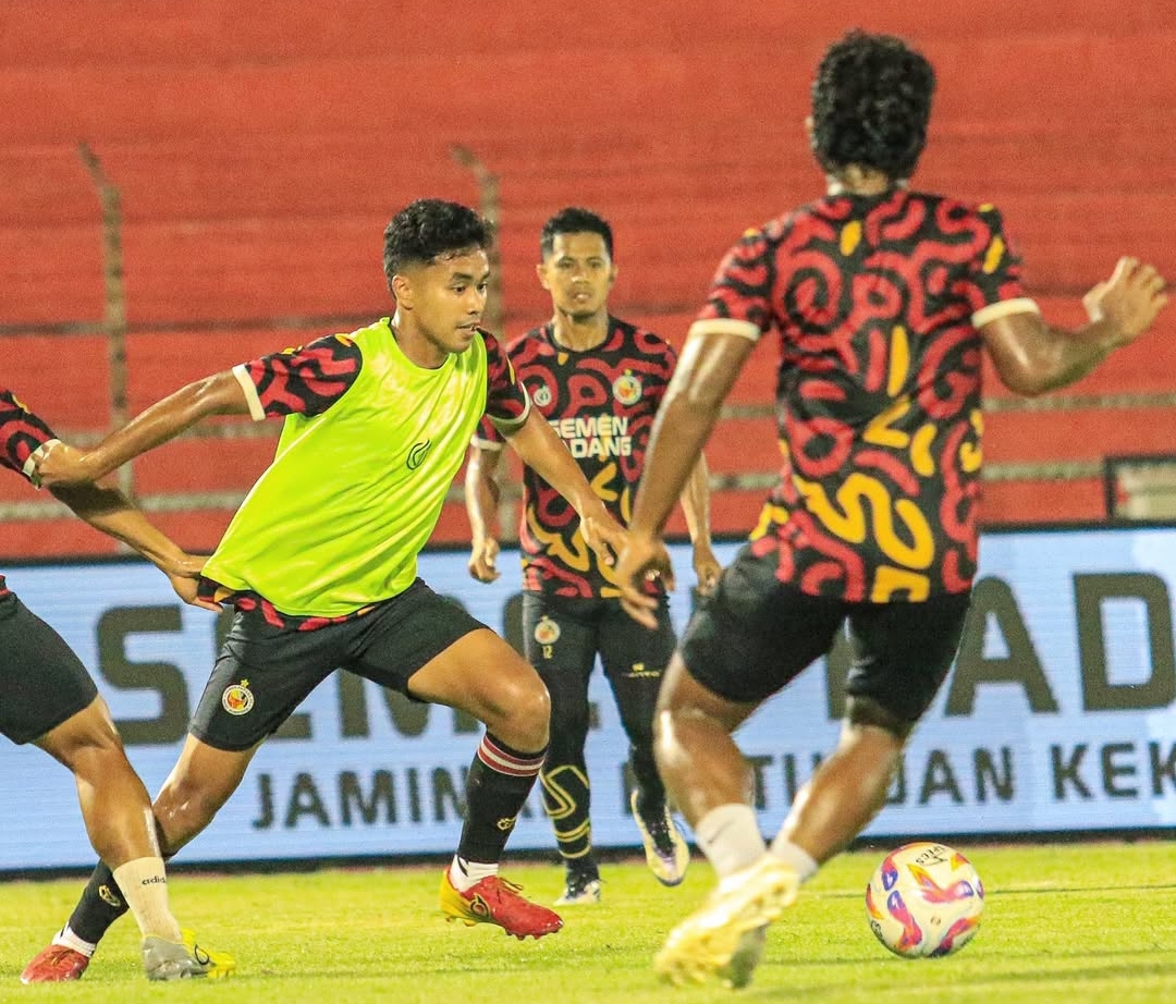 Para pemain Semen Padang FC latihan jelang laga melawan Persija Jakarta pada BRI Liga 1 2024/25 di Stadion Haji Agus Salim, Padang, Jumat (6/12) malam pukul 19:00 WIB. (Foto: IG Semen Padang FC)