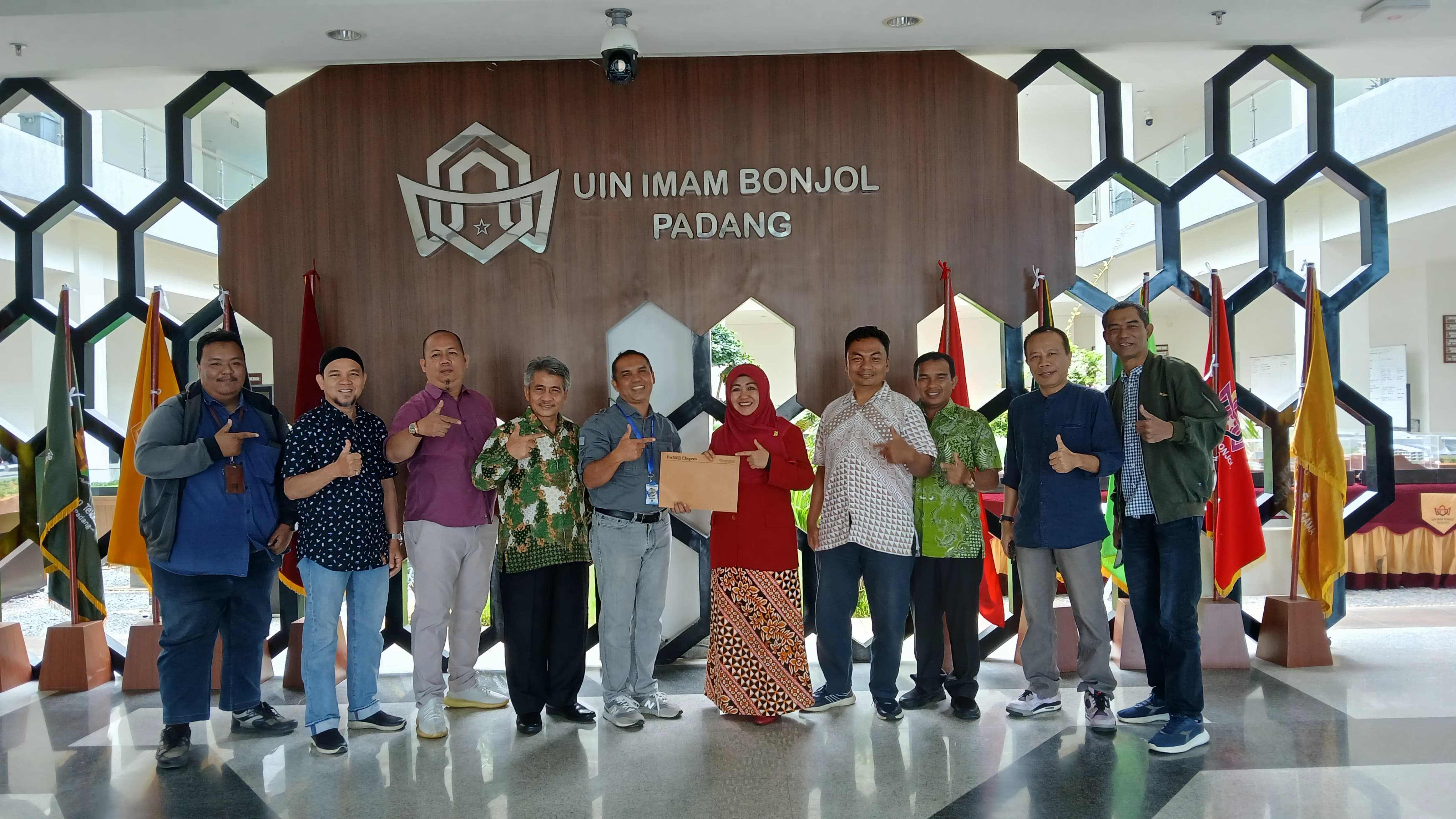 MAJU BERSAMA: Jajaran pimpinan UIN Imam Bonjol Padang menerima kunjungan jajaran pimpinan Padang Ekspres Group di Rektorat UIN Imam Bonjol, kemarin.(SUYUDI/PADEK)