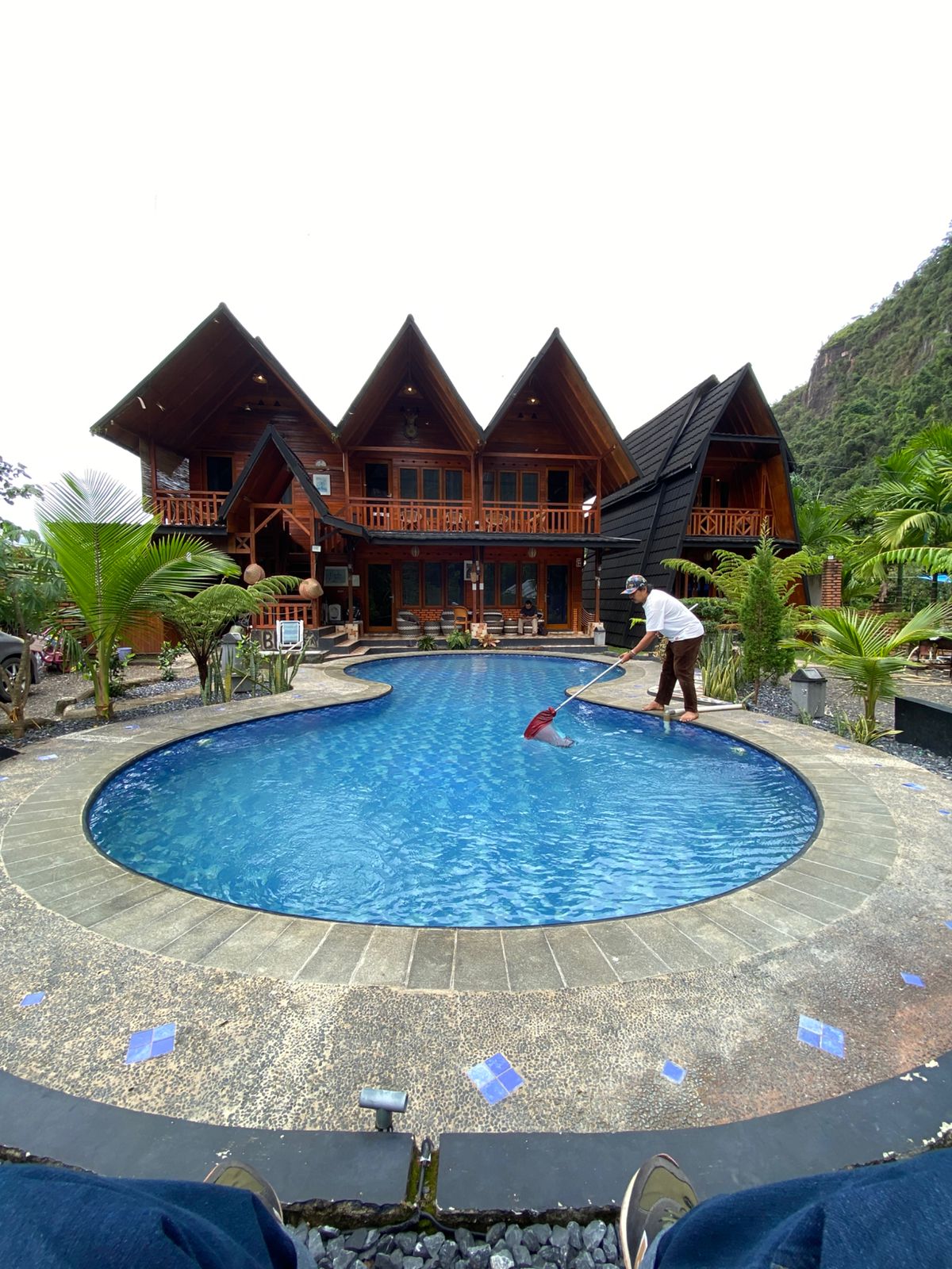 Nopi Lissan salah satu pemilik penginapan dari kawasan Geopoark Harau sedang membersihkan kolam di Homestaynya.(SY RIDWAN/PADEK)