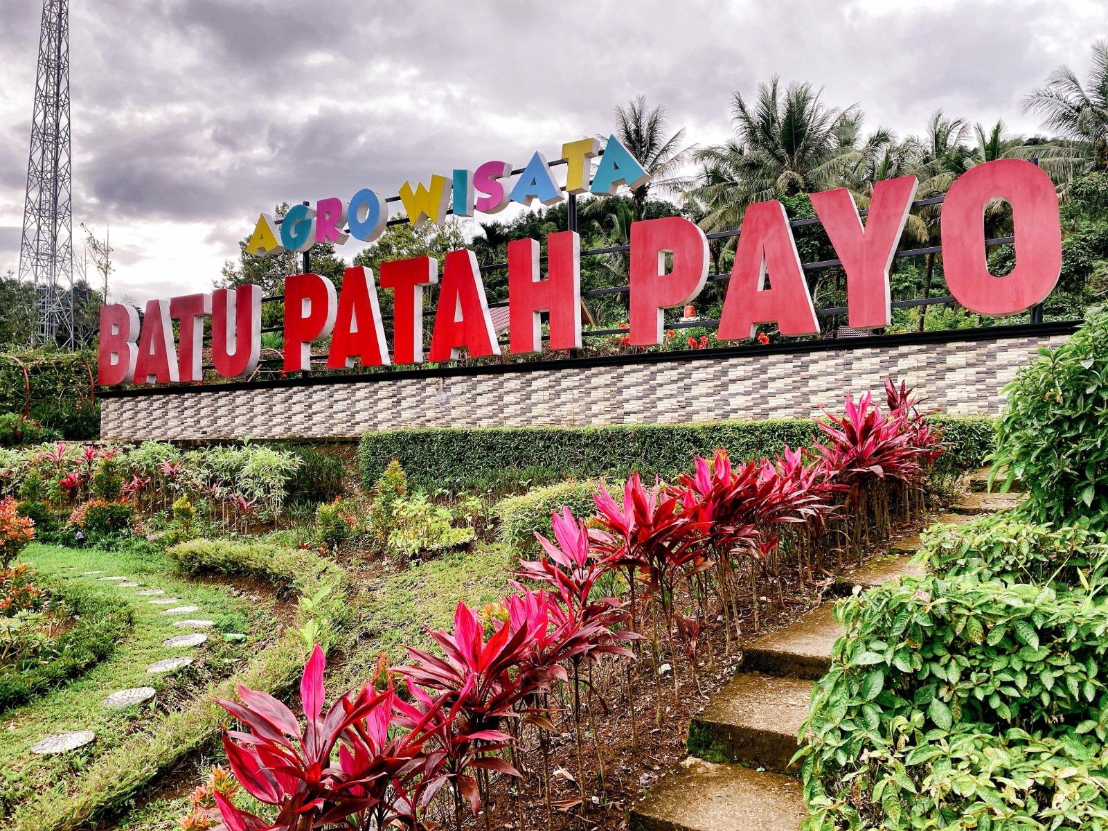 TAGLINE agrowisata Batu Patah Payo di Kota Solok. (FRIKEL ADILA M/PADEK)