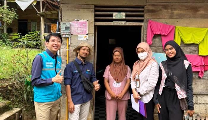 Salah satu warga di Nagari Tanjung Lolo, Tanjung Gadang, Kabupaten Sijunjung, yang mendapat bantuan listrik gratis dari PLN UID Sumatera Barat.