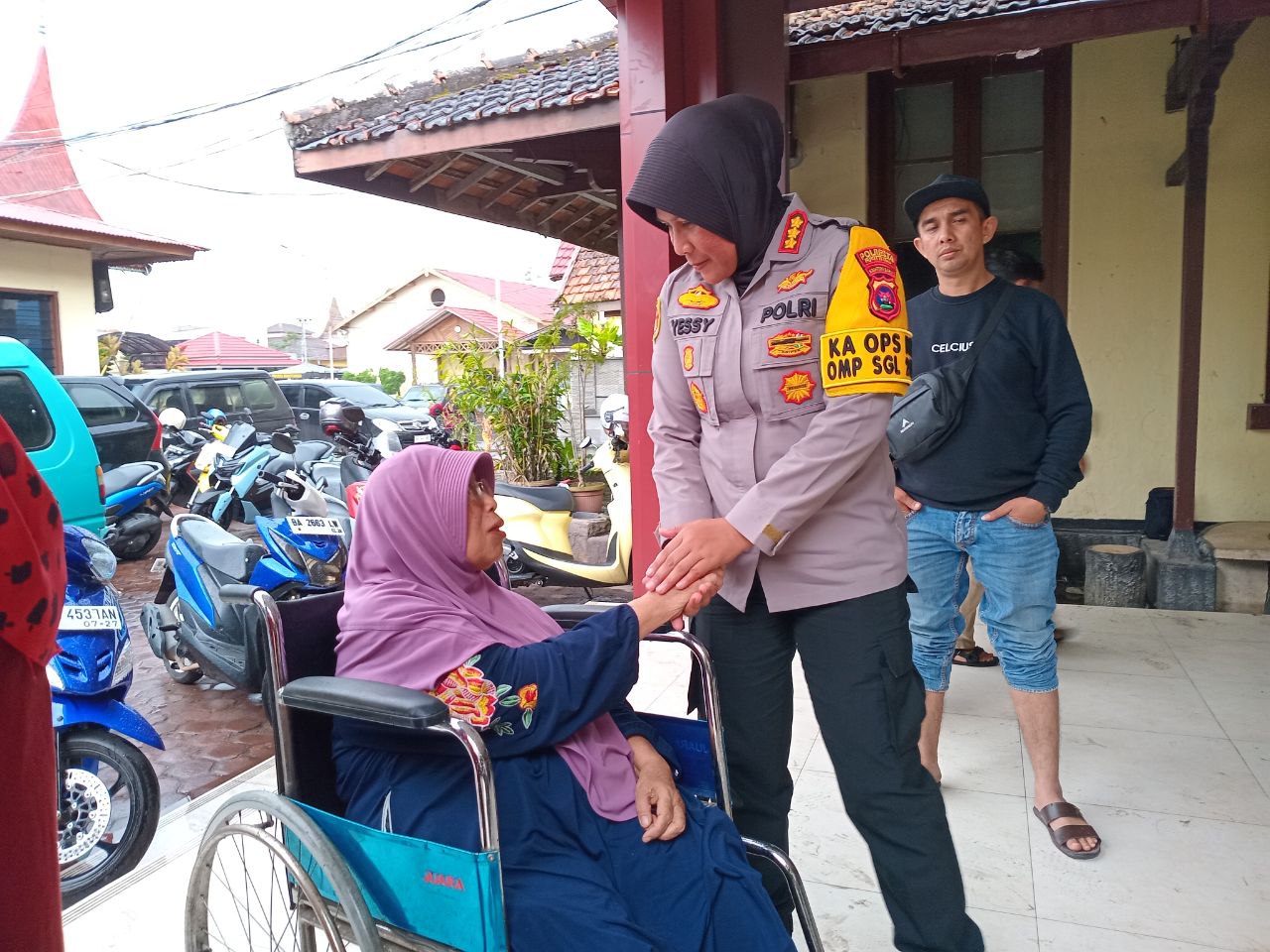 Kapolresta Bukittinggi, Kombes Pol Yessi Kurniawati bertemu korban di Mapolresta Bukittinggi, Jumat (6/12).