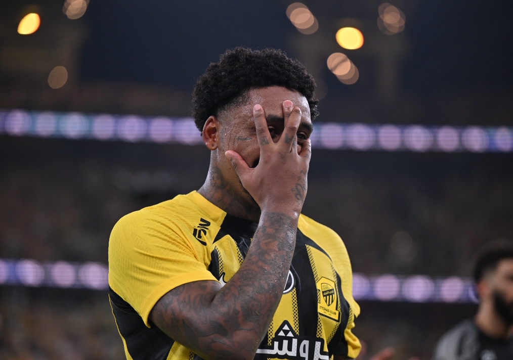 Selebrasi Steven Bergwijn setelah mencetak gol penentu kemenangan Al-Ittihad 2-1 melawan Al-Nassr di Liga Pro Saudi. (Foto: X @IttiMania)