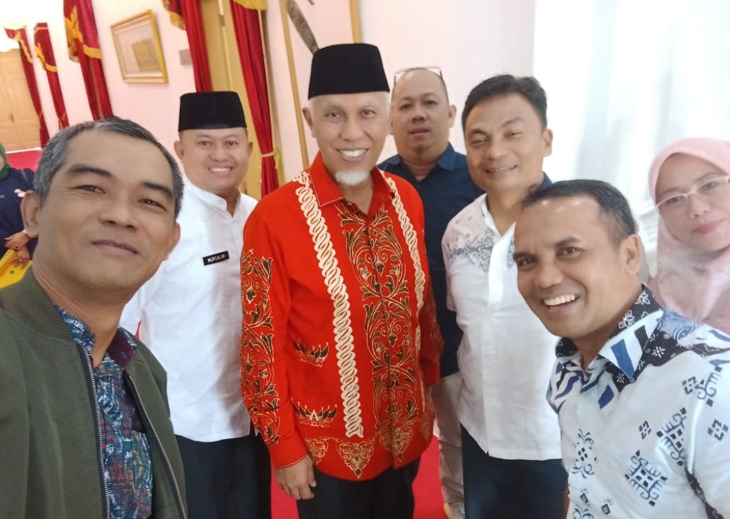 Para pimpinan Padang Ekspres bersama Gubernur Sumbar Mahyeldi dan Kabiro Adpim Mursalim usai pertemuan. (Foto selfie: Heri Sugiarto)