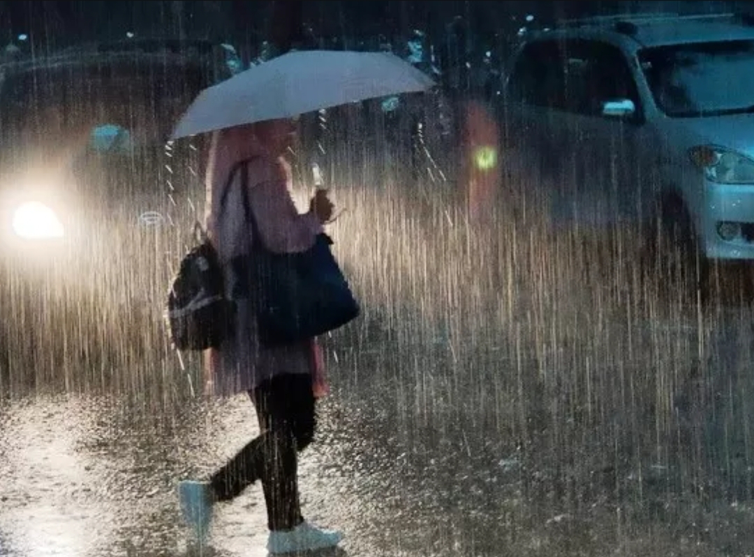 Ilustrasi hujan lebat. (Foto: jawapos.com)