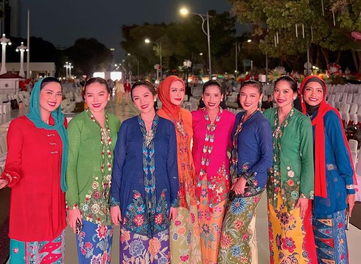 Ilustrasi wanita berkebaya.