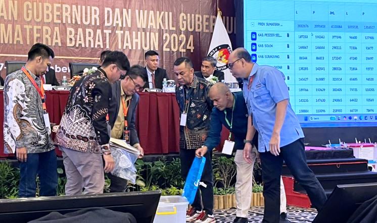 Rapat Pleno Rekapitulasi Hasil Penghitungan Perolehan Suara tingkat Provinsi untuk Pemilihan Gubernur dan Wakil Gubernur Sumatera Barat (Sumbar) 2024.