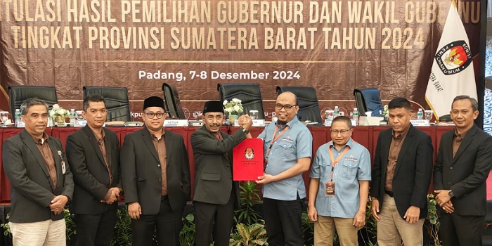 Rapat pleno rekapitulasi hasil perolehan suara Pilgub Sumbar 2024, tuntas, Minggu (8/12/2024).
