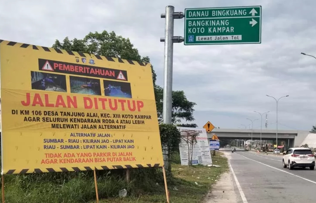 Sosialisasi penutupan jalan oleh Satuan Lalu Lintas (Satlantas) Polres Kampar. (Foto: Riau Pos)
