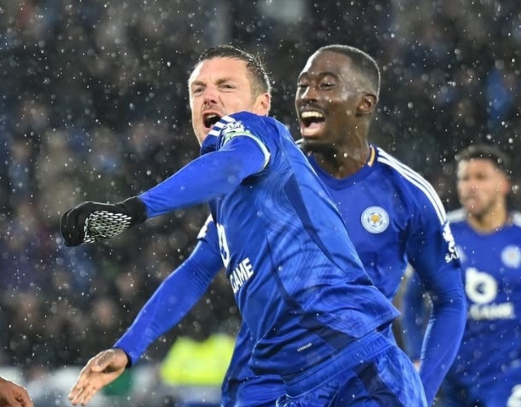 Selebrasi Jamie Vardy yang menjadi bintang Leicester City saat berhasil comeback melawan Brighton 2-2, di Liga Inggris. (Foto: LCFC)