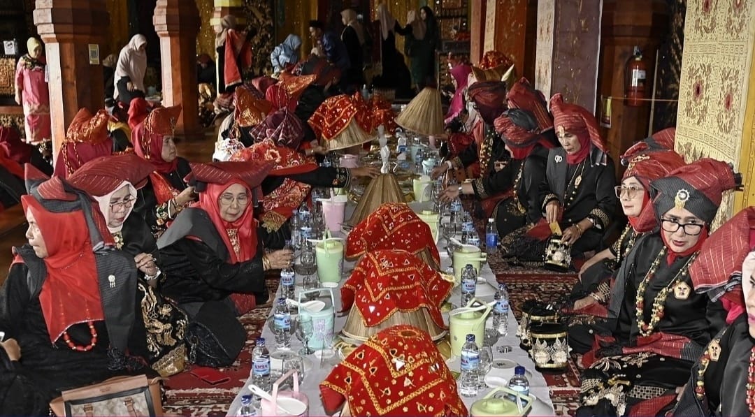 Bajamba adalah tradisi makan bersama di Minangkabau yang penuh makna.