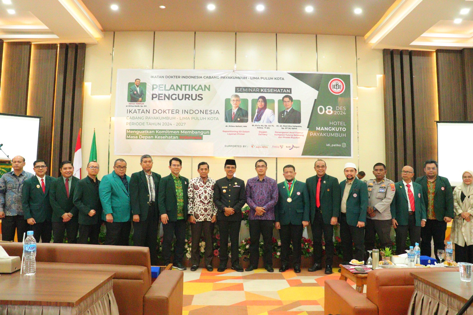 WUJUDKAN MASYARAKAT SEHAT: Foto bersama usai pelantikan pengurus IDI Cabang Payakumbuh &ndash; Limapuluh Kota periode 2024-2027 di Hotel Mangkuto, Minggu (8/12).(DOKUMEN IDI UNTUK PADEK)