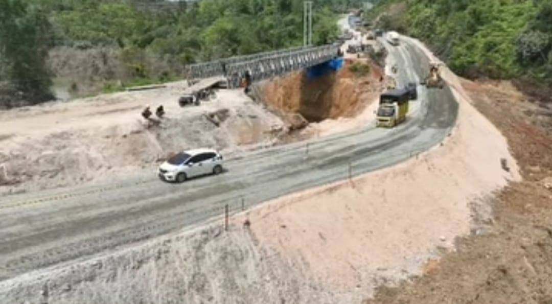 Uji coba lalu lintas saat ini di lokasi longsor jalan lintas Riau-Sumbar di Tanjung Alai, XIII Koto Kampar, Riau, Senin (9/12/2024) pukul 14:00 WIB.
