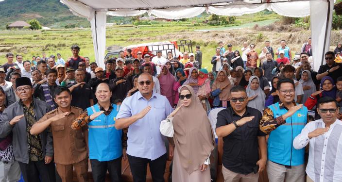 Penyalaan listrik di Jorong Koto, Nagari Air Dingin, Kecamatan Lembah Gumanti, Kabupaten Solok, Sumatera Barat.