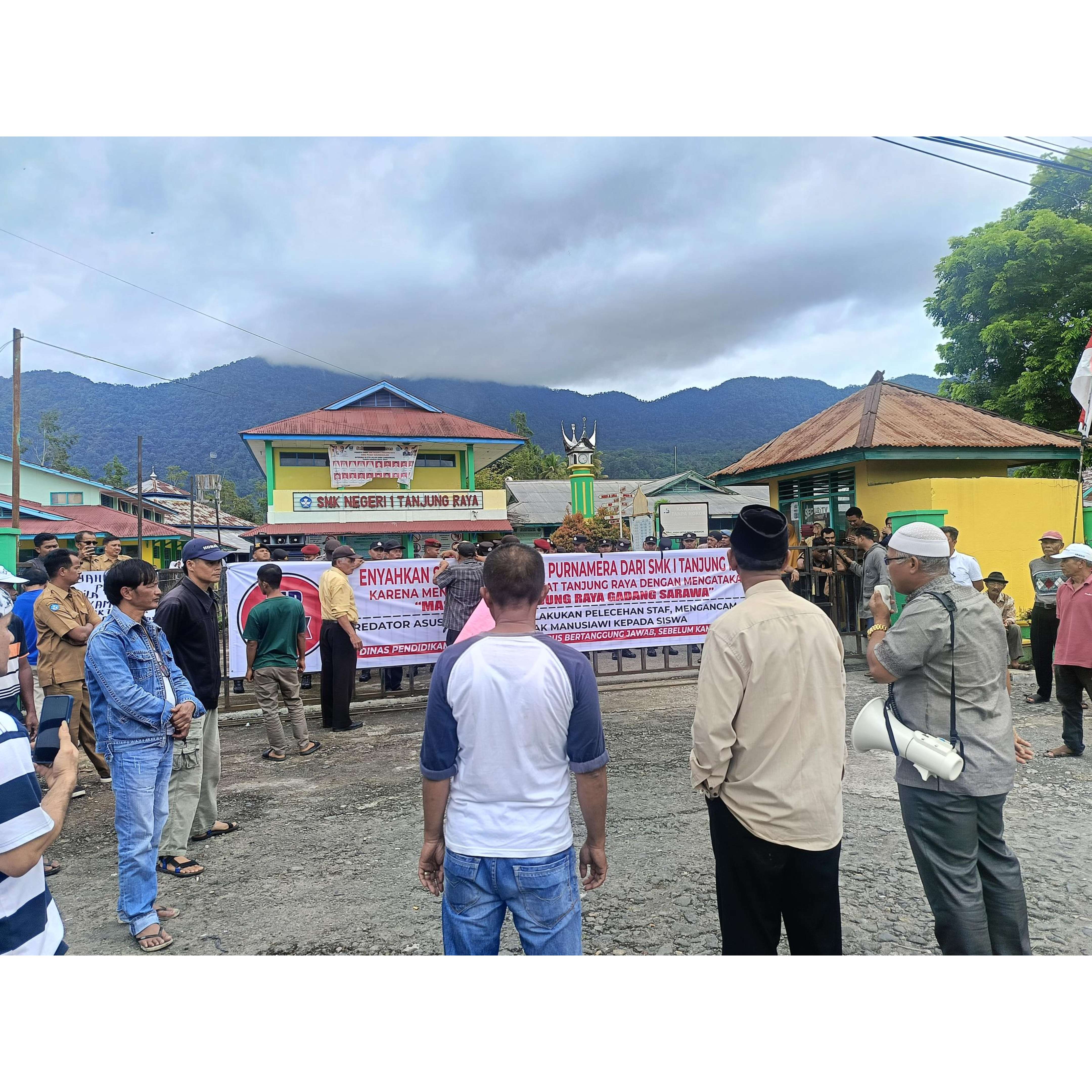 PROTES: Ratusan warga Tanjungraya, Agam, menyampaikan aspirasi saat aksi demonstrasi di depan SMK Negeri 1 Tanjungraya, Senin (9/12).(PUTRA SUSANTO/PADEK)