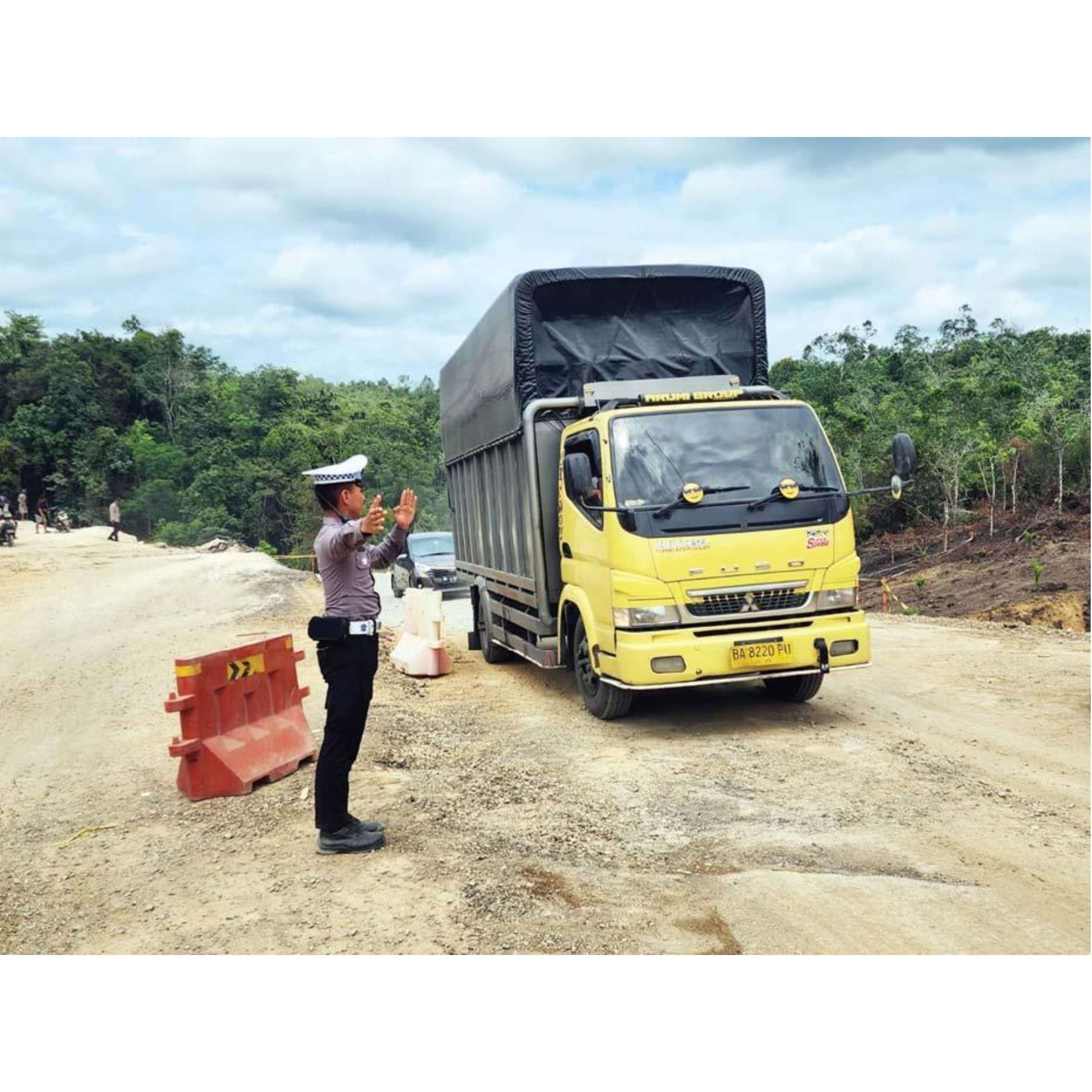 BERGANTIAN: Personel Satlantas Polres Kampar mengatur arus lalu lintas di jalan lintas Riau-Sumbar, kemarin. (SATLANTAS POLRES KAMPAR UNTUK RPG)