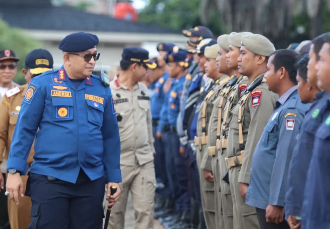Wali Kota Padang, Andree Algamar saat memimpin apel gabungan hadapi Nataru 2024 dan kesiapsiagaan hadapi bencana. (Foto: Humas Pol PP Padang)