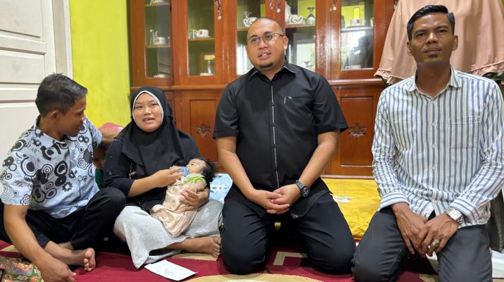 Wakil Ketua Komisi VI DPR RI Andre Rosiade bantu seorang bayi, Aqila Rizqiyah yang menderita kelainan.