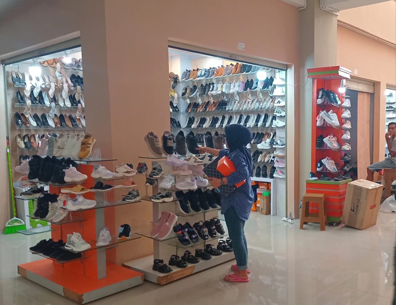 Aktivitas masyarakat di Pasar Raya Fase VII sudah mulai terlihat beberapa waktu lalu.