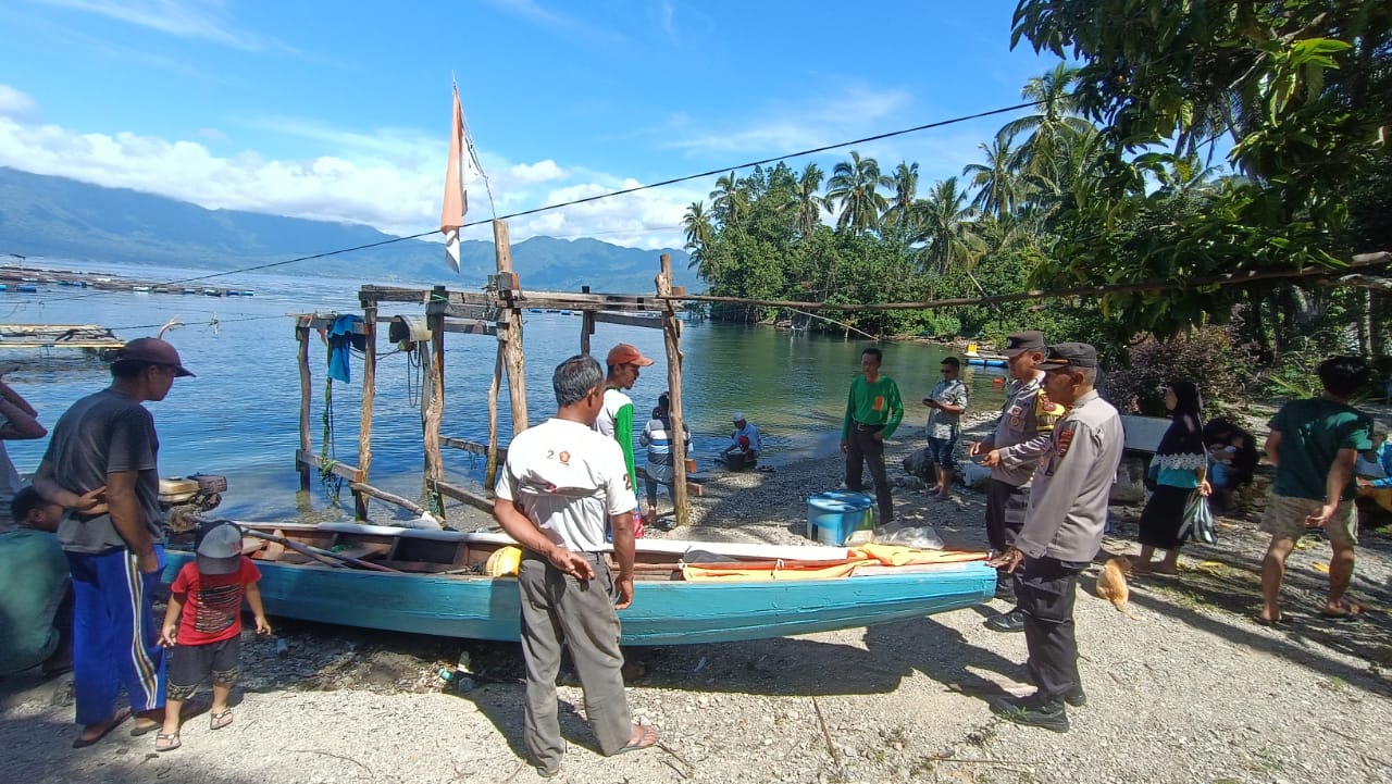 MASIH DICARI: Masyarakat bersama pihak kepolisian bersiap menyisir Danau Maninjau melakukan pencarian nelayan yang hilang di perairan danau tersebut, Selasa (10/12).(POLSEK TANJUNGRAYA FOR PADEK)