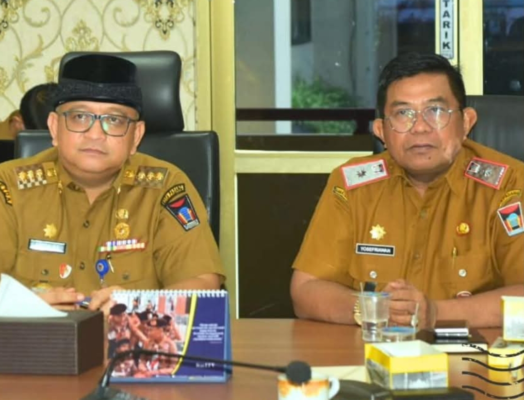 PJ Wali Kota Padang Andree Algamar dan PJ Sekda Yosefriawan (kanan) mengikuti peringatan Hari Anti Korupsi Sedunia (Hakordia) Tahun 2024 virtual bersama Menko Polkam.(Foto: Prokopim)
