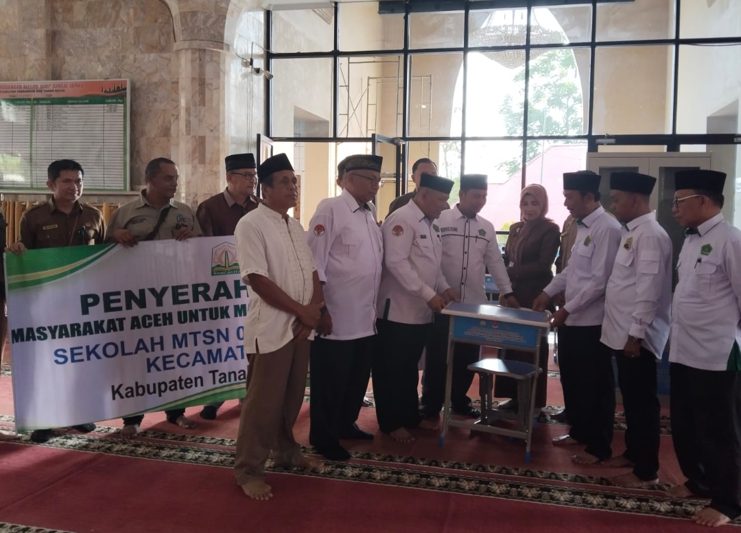 Penyerahan bantuan mobilir sekolah kepada MTsN 07 Tanahdatar, Selasa (10/12/2024), di Sungai Jambu, Kecamatan Pariangan. (Foto: Pemnag Sungai Jambu)