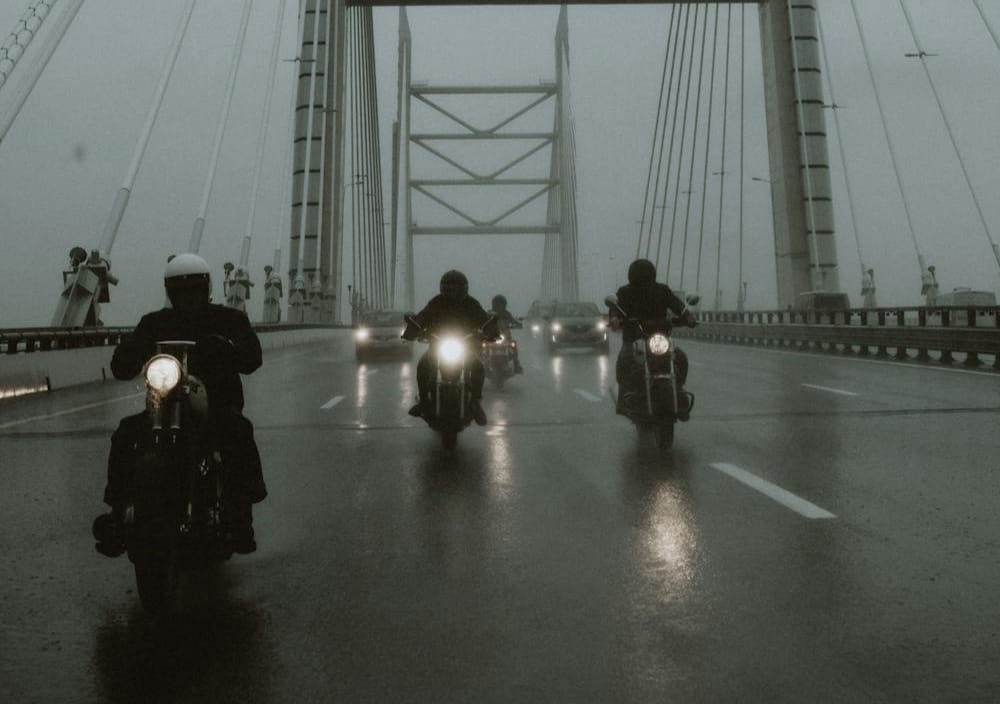 Ilustrasi berkendara saat musim hujan.