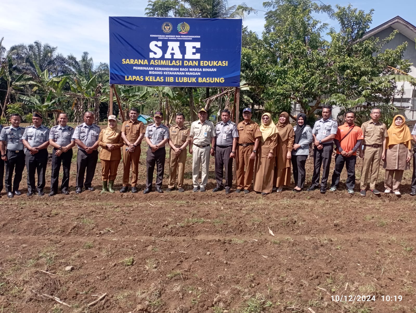 TANAMAN PANGAN: Sejumlah pejabat OPD Pemkab Agam mengikuti kegiatan penanaman jagung serentak yang diprogramkan bagi kemandirian warga binaan Selasa (10/12).(DISKOMINFO AGAM FOR PADEK)