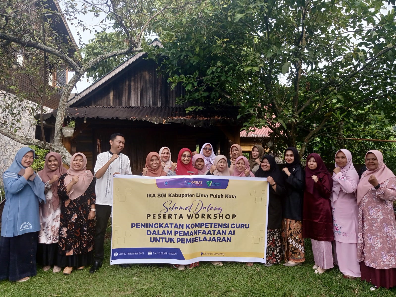 KOMPAK: Para guru yang tergabung dalam IKA SGI Sumbar terlihat akrab usai mengikuti pelatihan.(TIM LAMAN GURU)