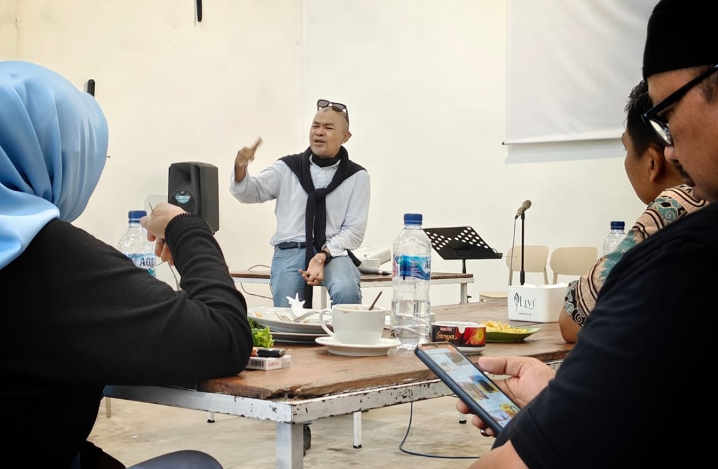 Jaringan Pemred Sumbar (JPS) menggelar diskusi bertajuk Ngopi TOP (Ngobrol Pintar Tour Operator) pada Kamis (12/12/2024), di Kupi Batigo Ahmad Dahlan, Padang. (Foto: Riko)