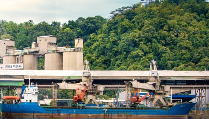 Silo Semen Padang di Pelabuhan Teluk Bayur, Kota Padang, Sumatera Barat.