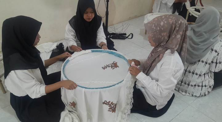 Diklat 3in1 pembuatan hiasan busana dengan alat jahit tangan angkatan ke-26 dengan fokus pada sulaman kepala peniti di Desa Rambai.