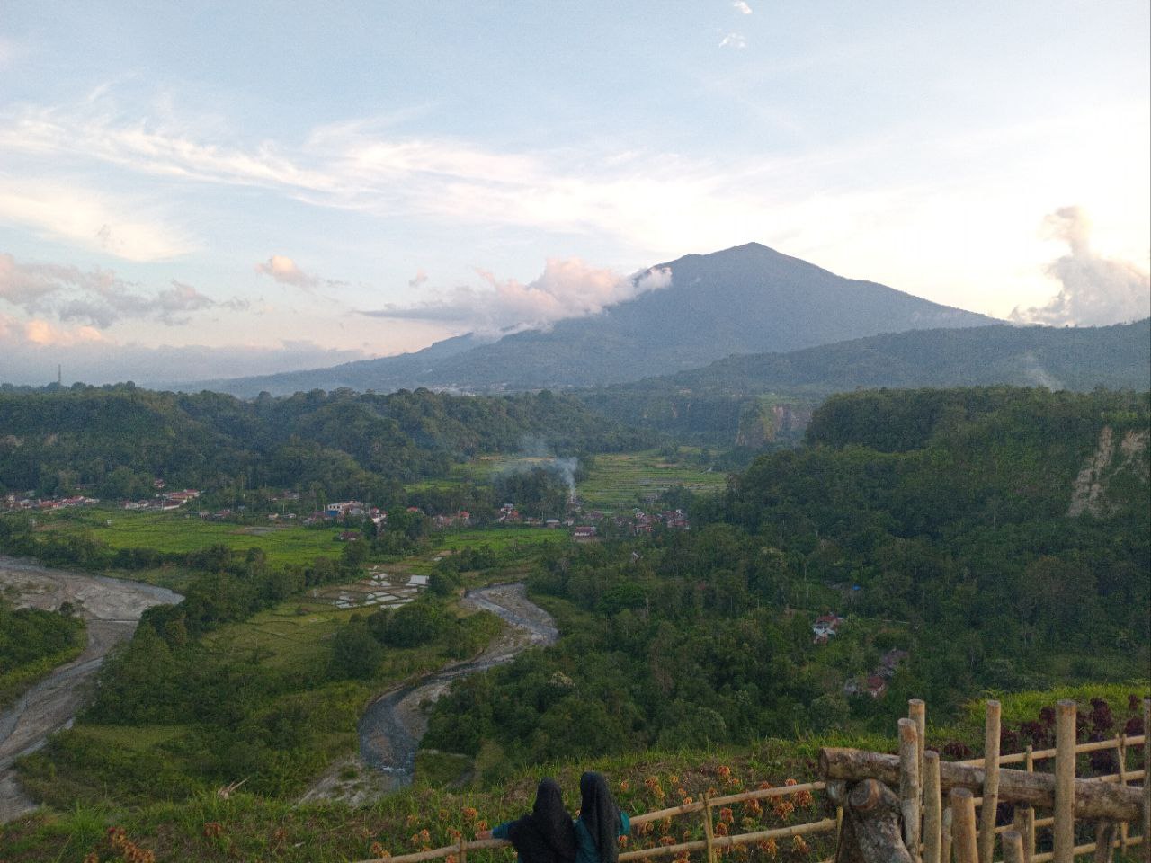PENGUNJUNG saat menikmati pemandangan alam di Tapian Tabiang Barasok.(RIAN AFDOL/PADEK)