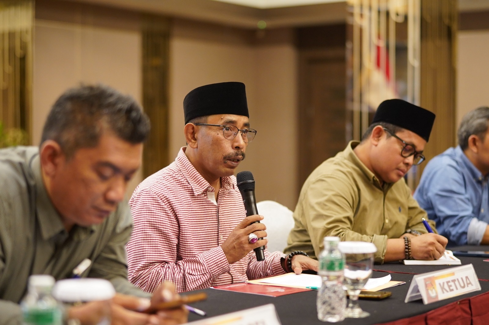MENGAKU LEGA: Ketua KPU Provinsi Sumatera Barat, Surya Efitrimen, menjelaskan bahwa gugatan calon anggota DPD RI, Emma Yohana, ditolak oleh PN Jakarta Pusat.(KPU SUMBAR)