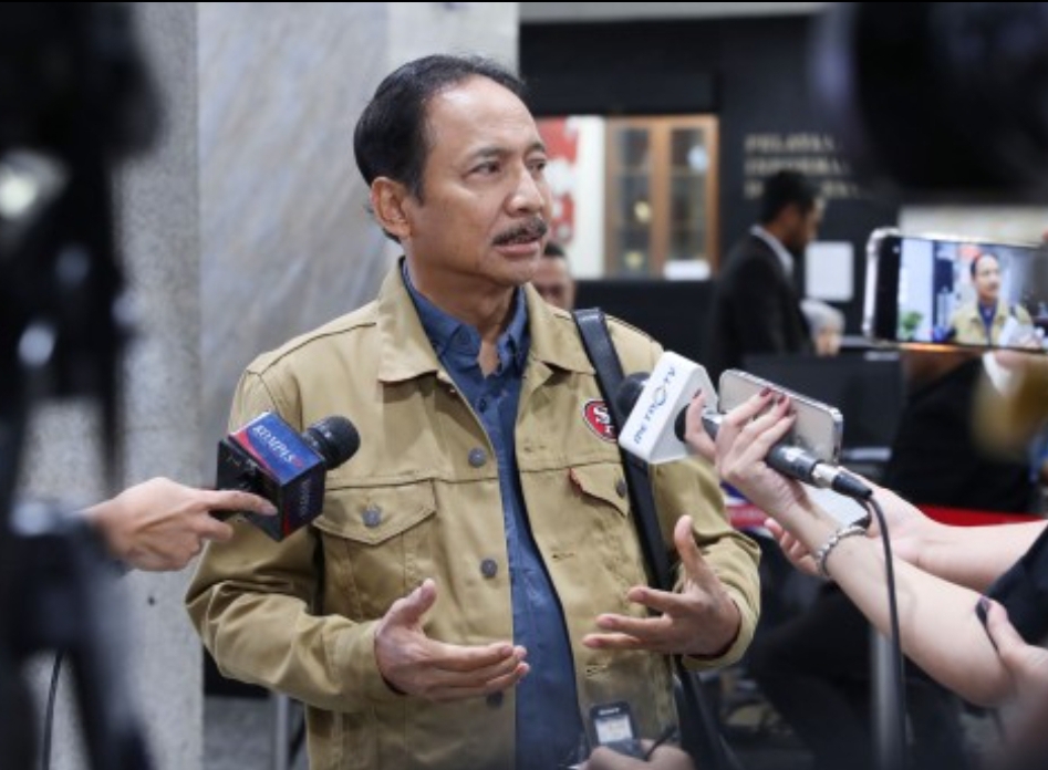 Ketua MK Suhartoyo ketika diwawancarai wartawan, Kamis (12/12/2024) malam. (Foto: Humas/HPW)