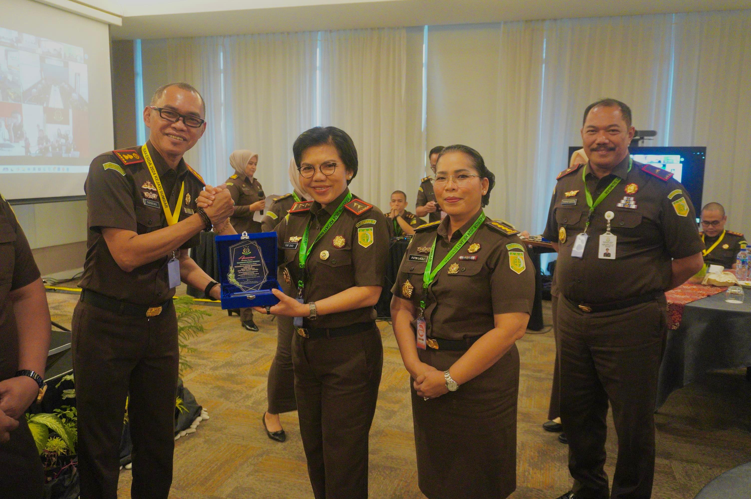 PRESTASI: Kepala Kejaksaan Negeri Pasaman, Sobeng Suradal, saat menerima penghargaan Juara Umum dalam penilaian kinerja terbaik Kejaksaan se-Sumatera Barat 2024 Rabu (11/12).( KEJAKSAAN UNTUK PADEK)