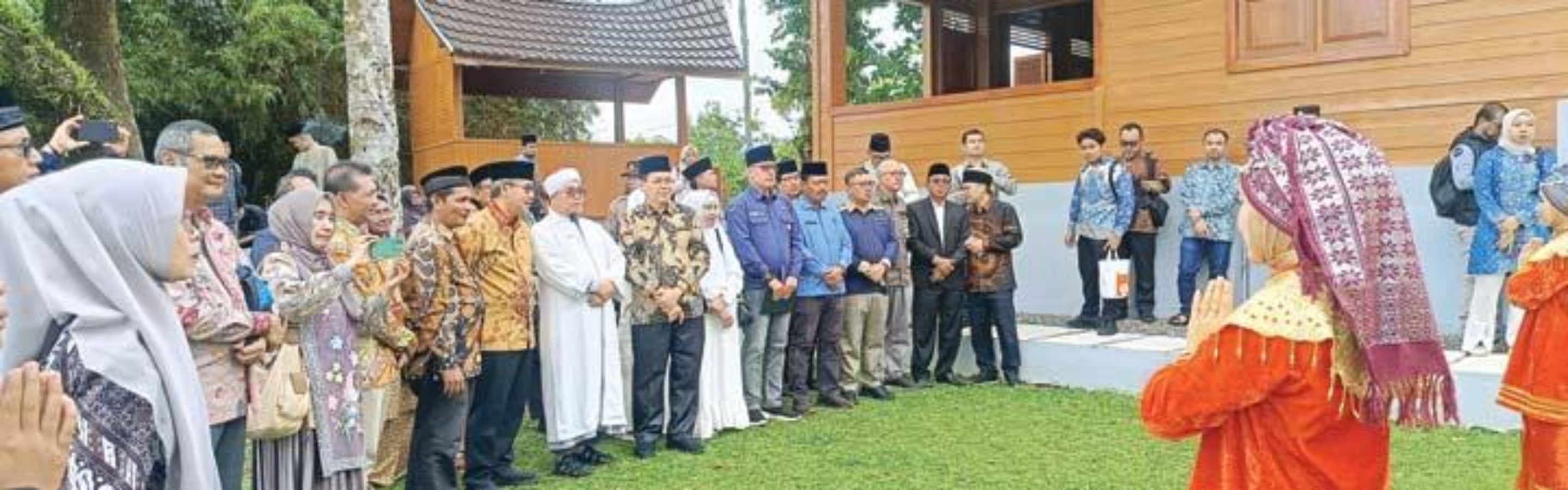 WISATA HALAL: Prosesi penyambutan adat atas kedatangan petinggi MUI, BI dan lembaga serta komunitas Pariwisata Ramah Muslim (PRM) di Halal Tourism Hub Sungaibatang, Agam, kemarin.(PUTRA SUSANTO/PADEK)