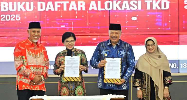 Gubernur Sumbar atera Mahyeldi menyerahkan DIPA kepada Kepala Satker K/L, serta Buku Alokasi TKD 2025 kepada Bupati/Wali Kota, Jumat (13/12/2024), di Auditorium Gubernuran.